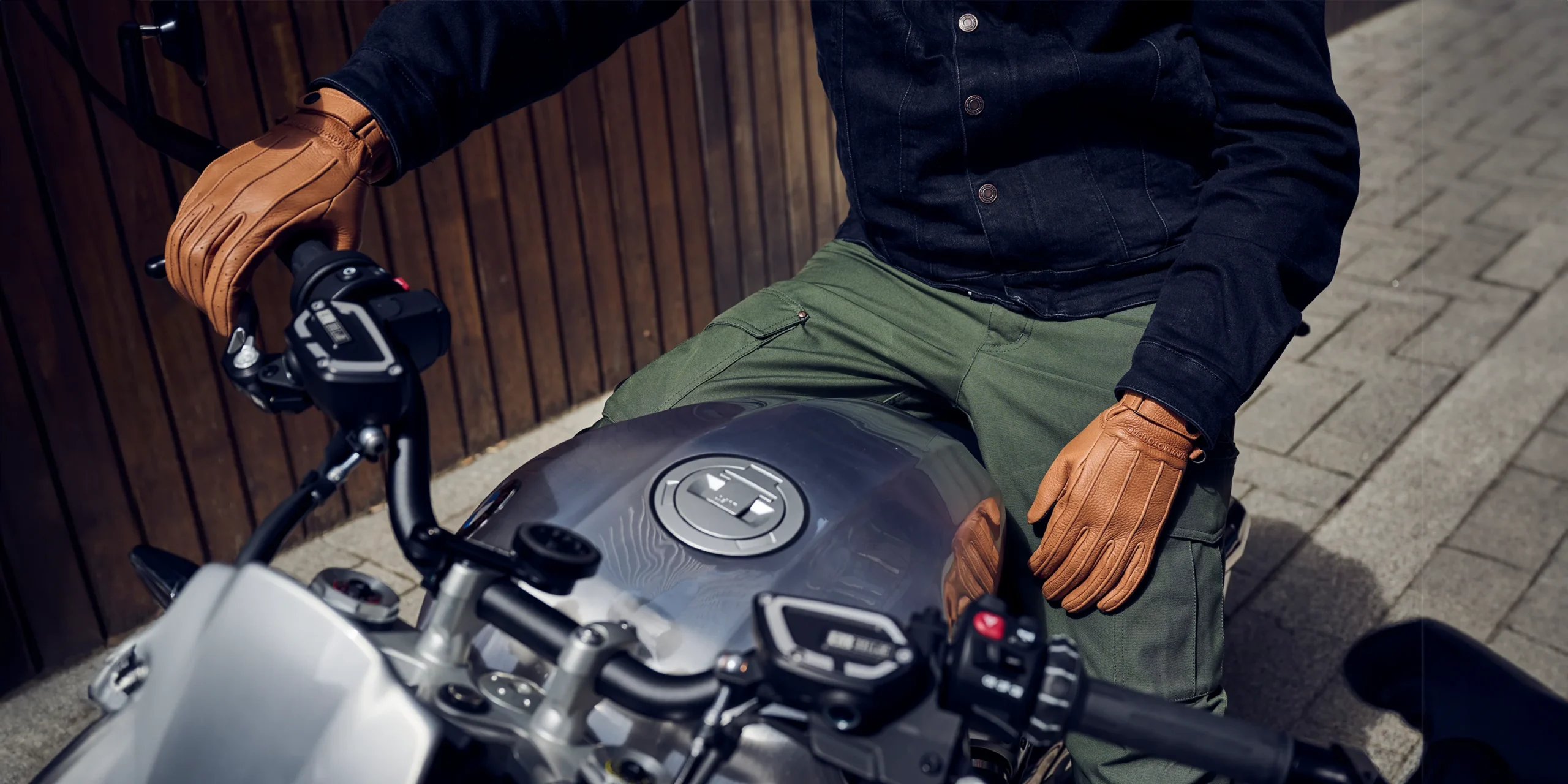 Chroombrander Motorfiets Winkel -Shark Winkel achtergrond handschoenen scaled